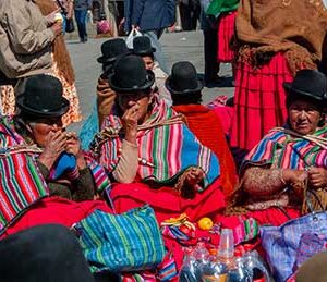 Three cholitas have lunch