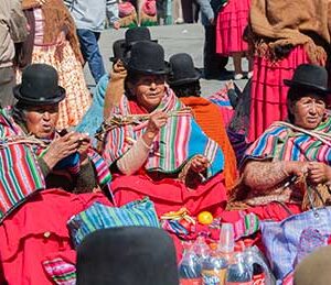 Three cholitas have lunch